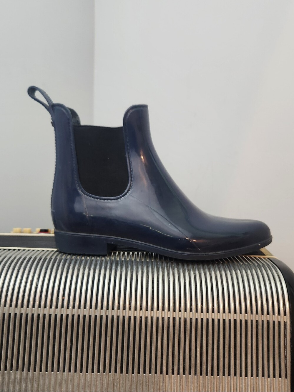 LIKE NEW SAM EDELMAN NAVY BLUE SHORT RUBBER RAIN BOOTS SZ 10